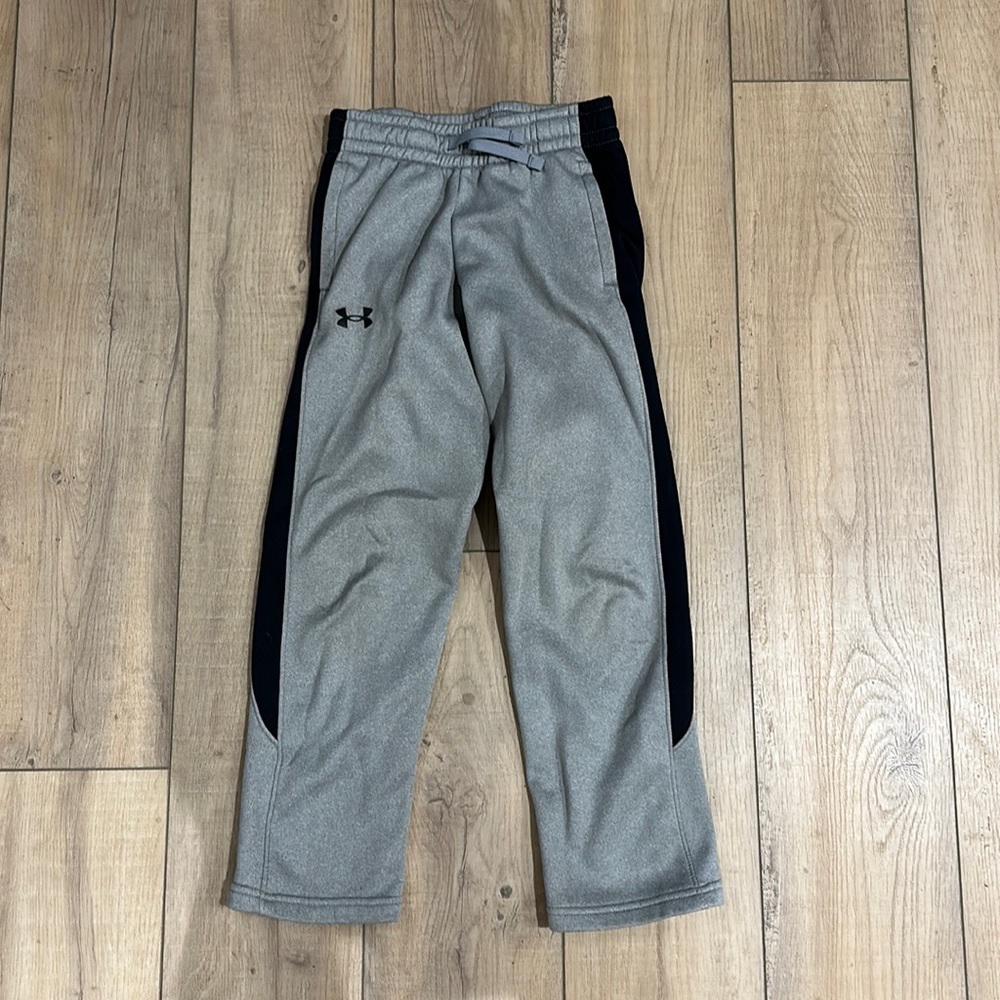 Under Armour fleece lined pants, sweatpants youth medium